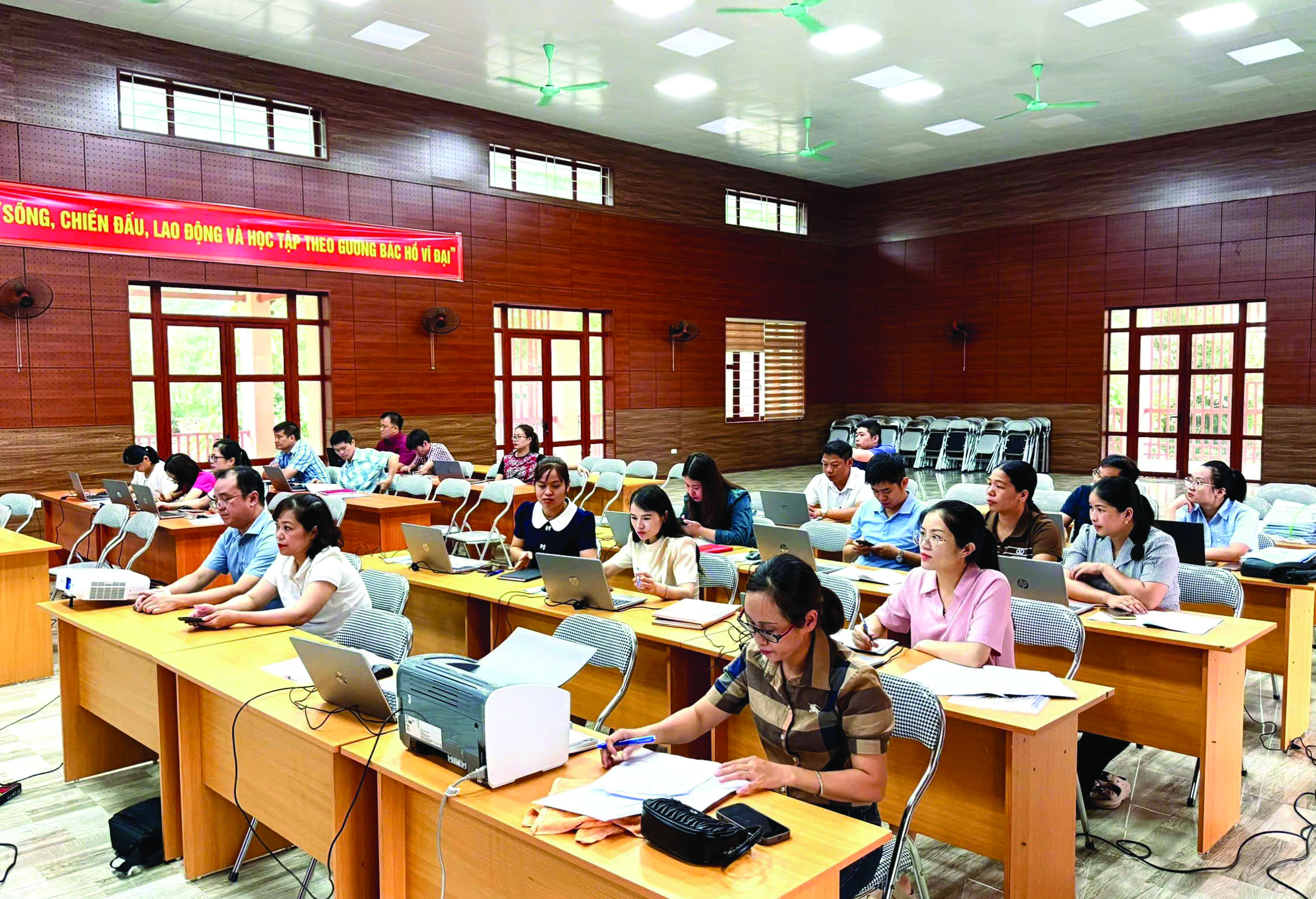 Tập huấn, bồi dưỡng kỹ năng số và khai thác các hệ thống thông tin phục vụ mô hình chính quyền địa phương 02 cấp cho đội ngũ cán bộ.